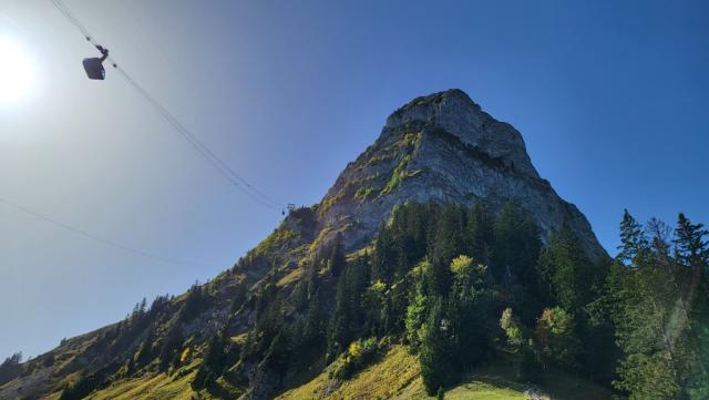 über unsere Köpfe schwebt die Luftseilbahn hinauf auf den Moléson