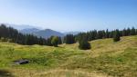 ...zeichnen sich in der Ferne im Wechsel der Genfersee, das Mittelland,...