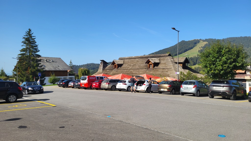 ...zum Ferienort Le Paccots. Im Restaurant Le Tsalè haben wir etwas getrunken und auf das Postauto gewartet