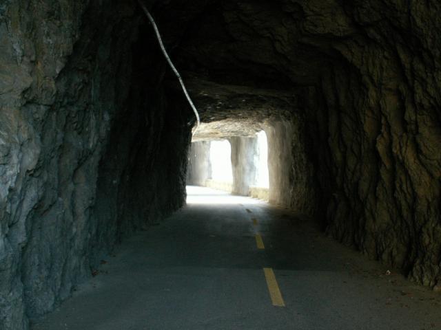 durch den alten Tunnel