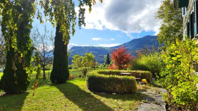 an gepflegten Häuser vorbei, wandern wir nach dem Besuch der Kirche, nach Hard