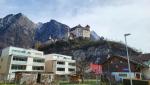 die Burg thront auf einem 70m hohen und auf allen Seiten freistehenden Felshügel im Zentrum der Gemeinde Balzers