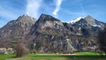 links von uns erheben sich die Liechtensteiner Berge