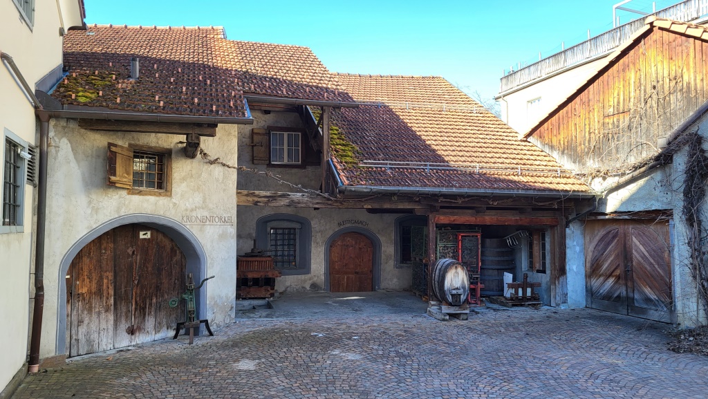 wir laufen an unzählige Weinkellereien vorbei