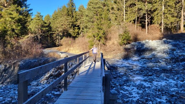 zu dieser Jahreszeit führt er fast kein Wasser, trotzdem nehmen wir gerne die Brücke um den Graben zu überwinden