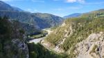 die Rheinschlucht ist eine bis zu 400 Meter tiefe und rund 13 Kilometer lange Schlucht des Vorderrheins