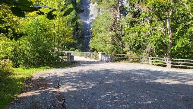 über die Versamer Tobelbrücke überqueren wir die wilde Schlucht der Rabiusa