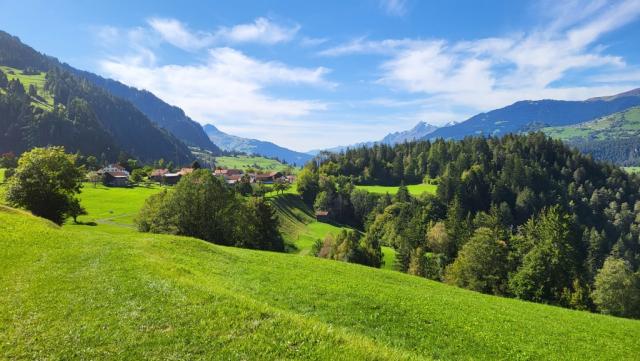 nach der Mittagsrast wandern wir auf dieser Ebene, hoch über der Rheinschlucht. über Wiesen Richtung Valendas