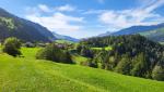 nach der Mittagsrast wandern wir auf dieser Ebene, hoch über der Rheinschlucht. über Wiesen Richtung Valendas