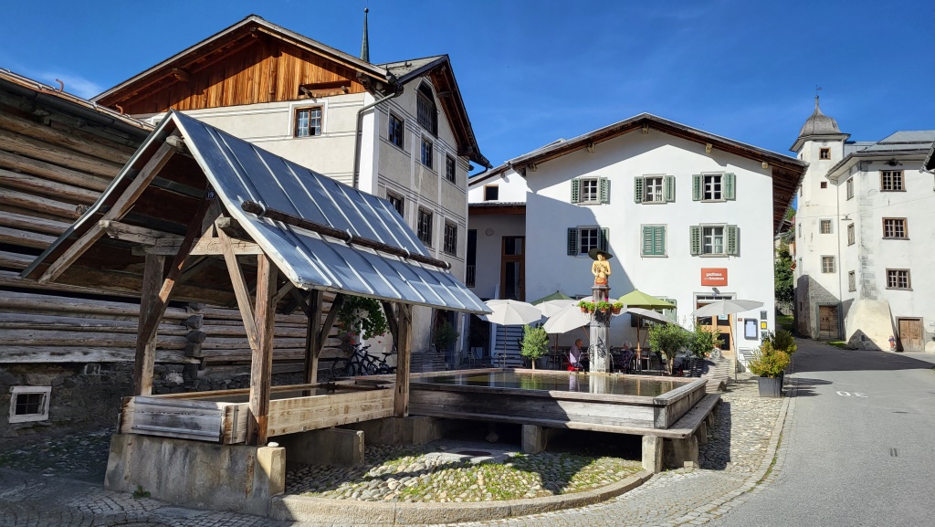 Valendas besitzt der grösste Holzbrunnen Europas. Beim Gasthaus am Brunnen haben wir eine Kaffeepause eingelegt