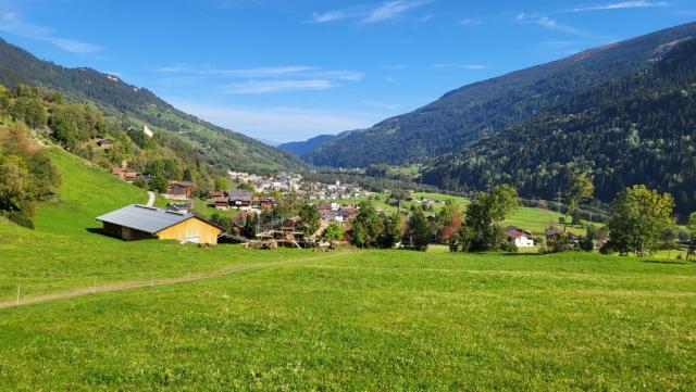 ...hat man eine schöne Aussicht auf die untere Surselva...