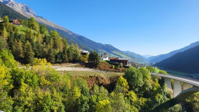 wir haben Runs verlassen und blicken nochmals zur schönen Kapelle zurück