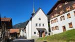 das schöne Dorfzentrum von Cumpadials mit der 1641-1643 erstellte Kapelle St. Josef