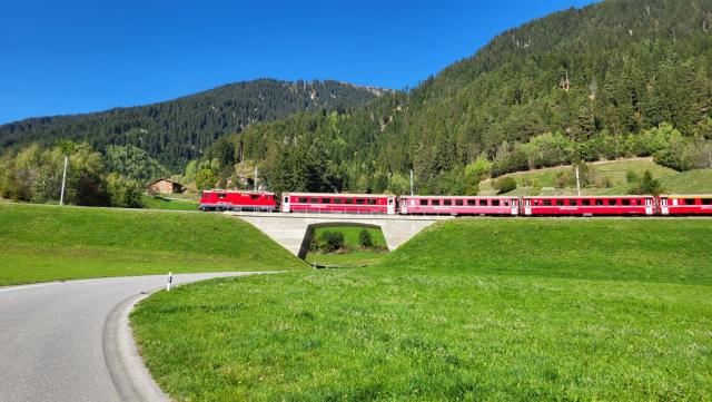 mit der Rhätischen Bahn wären wir schneller in Disentis, wir wandern aber gerne und Zeit haben wir auch