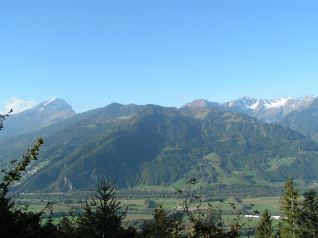 Rheintal. Links der schon schneebedeckte Haldensteiner Calanda