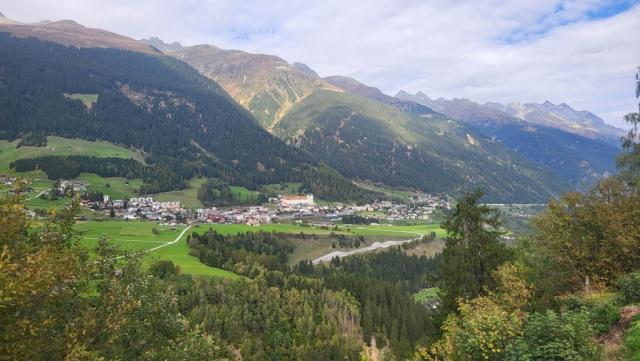 vom Vorplatz der Kapelle aus, hat man eine sehr schöne Aussicht auf Disentis...