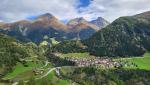 Blick auf Curaglia und auf die Lukmanier Passstrasse