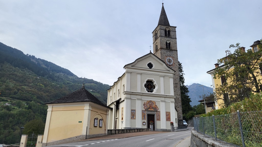 bei der Dorfkirche von Aquila endet die sehr schöne Etappe