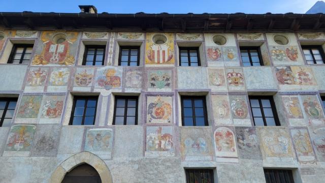 ...und gleichzeitig das Haus der Landvögte 16. Jhr. Die Wappen der Landvögte der Urkantone schmücken die Fassade