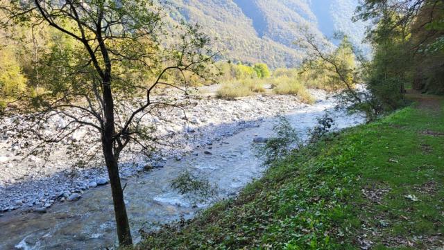 ...weiter alles dem Brenno entlang. Er ist unterdessen zu einem richtigen Fluss angeschwollen