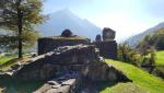 ...und dann weiter zu einem Felsrücken, auf der sich die Ruinen der Burg Serravalle erheben