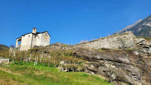 wir haben die Burganlage verlassen und blicken zurück zur Kirche