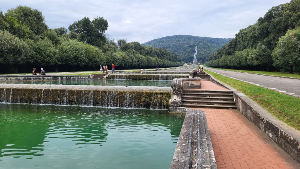 der Wasserstrasse entlang, laufen wir zum nächsten Brunnen