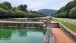 der Wasserstrasse entlang, laufen wir zum nächsten Brunnen