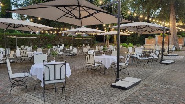 auf der Hotelterrasse geniessen wir das Nachtessen und lassen den Abend aufklingen