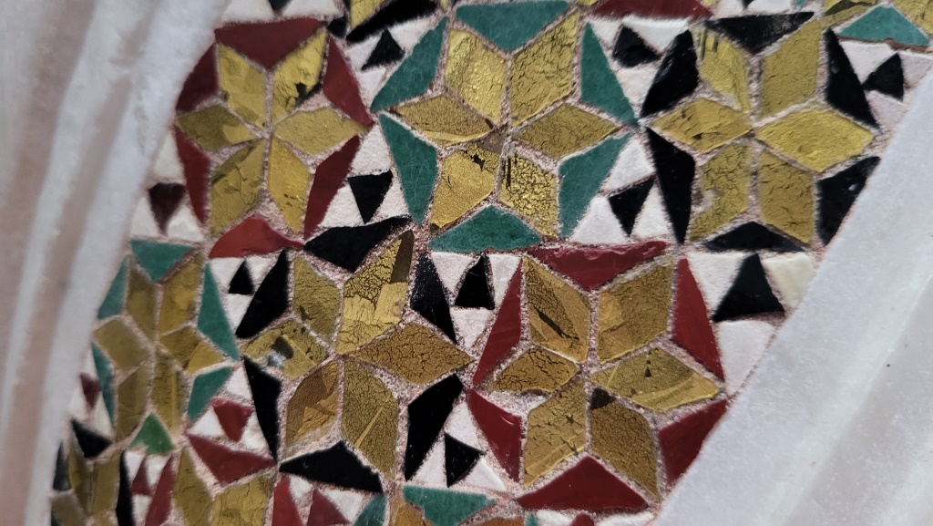 ...und Mosaike im byzantinischen Stil auf