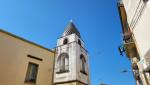 ...und schauen hinauf zum Kirchturm der Dorfkirche. In dieser Region sind die Kuppeln rund, und mit Kacheln bedeckt