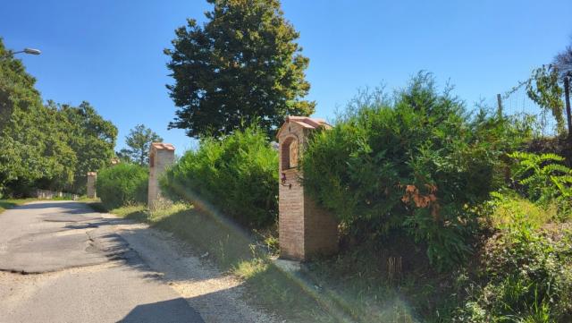 ein Kreuzweg mit seinen 14 Stationen, führt uns zur Wallfahrtskirche Maria SS Grazie Cappelle di Teano