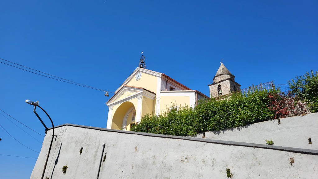 bei der Dorfkirche von Fontanelle