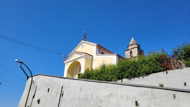 bei der Dorfkirche von Fontanelle