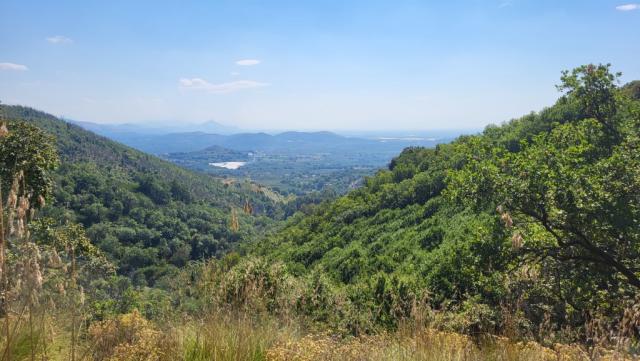 während dem Wandern geniessen wir die schöne Aussicht in die Ebene