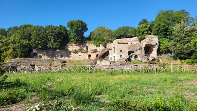 in der Nähe wurde ein von beeindruckender Grösse, noch immer verschüttetes, Amphitheater gefunden