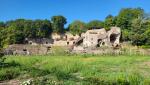 in der Nähe wurde ein von beeindruckender Grösse, noch immer verschüttetes, Amphitheater gefunden