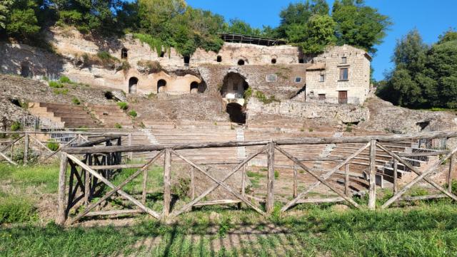 das dem Apollo gewidmete Theater ist das älteste Italiens, das von radialen Mauern und Gewölben getragen wird