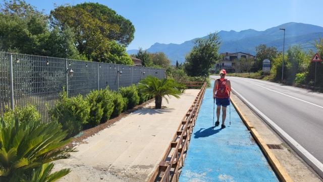 perfekt getrennt vom Strassenverkehr, geht es hinein in das Dorf Riardo