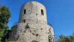 der Turm weist eine zylindrische Form auf, und hat eine Gesamthöhe von etwa 18 m