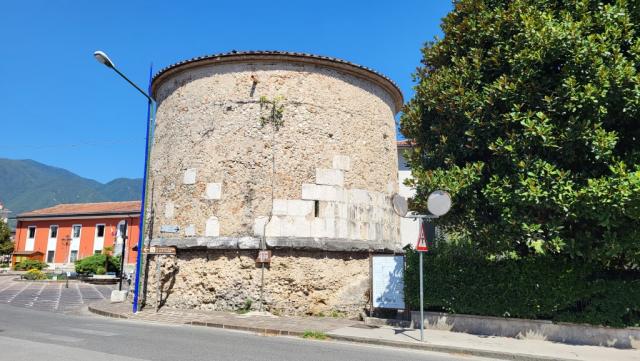 vor Alife steht das mit Kalksteinblöcke erstellte Begräbnismausoleum 2.Jhr., der Adelsfamilie der Acilii Glabriones