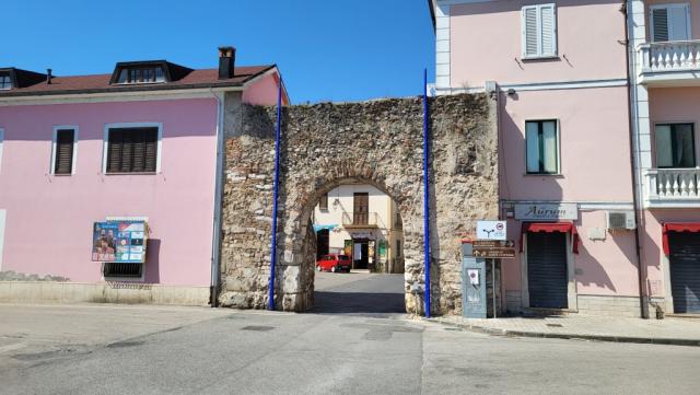 wir durchqueren beim Steinbogen "Porta Napoli" die alte Stadtmauer, und dringen in das historisches Zentrum hinein