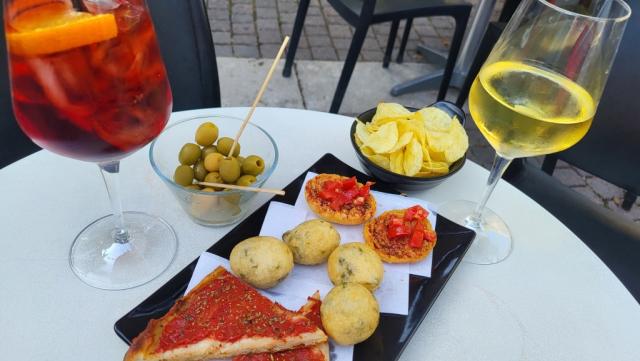 hier geniessen wir einen Aperitivo