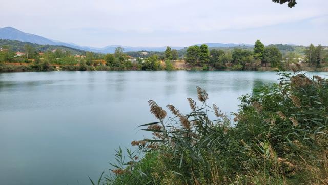 mit dem Rücken zum Thermalbad verlassen wir Telese Terme und erreichen den kleinen Lago di Telese