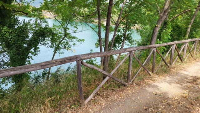 an einem schönen Uferweg entlang, gehen wir rechts an ihm vorbei