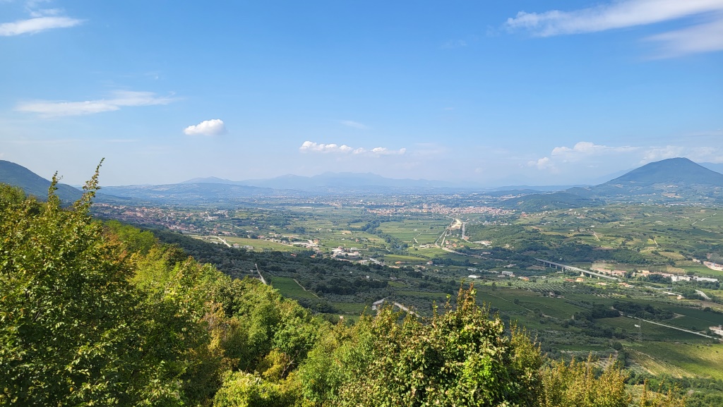 wir bestaunen das Panorama in die Ebene und nach Telese Terme