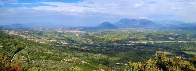 super schönes Breitbildfoto mit Blick auf die Ebene von Telese Terme