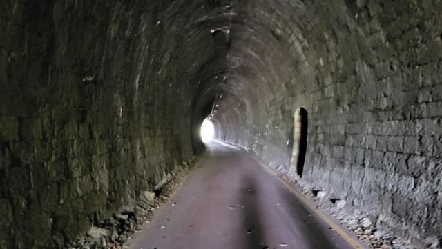 wir durchqueren ehemalige Tunnels der Eisenbahn