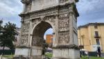 laut Inschrift wurde der Ehrenbogen dem Kaiser Trajan gewidmet. Die Via Appia traf sich hier mit der Via Traiana