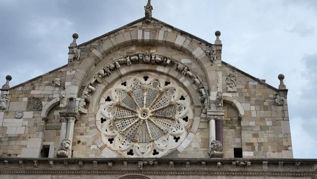 ...und ist bekannt für ihre Fassade mit der grossen Rosette